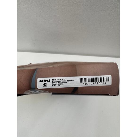 SKIMS Seamless Sculpt Sienna Thong Bodysuit Stretch Scoop Neck Size X-Large NEW - Picture 2 of 5